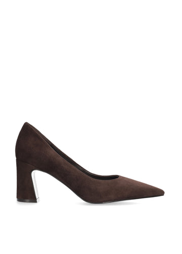 Vista lateral de los zapatos de salón de ante para mujer Simone Pumps en color marrón, con punta afilada y tacón de bloque de 7 cm de BIBI LOU.