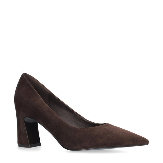 Vista lateral de los zapatos de salón de ante para mujer Simone Pumps en color marrón, con punta afilada y tacón de bloque de 7 cm de BIBI LOU.