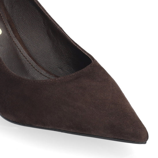 Vista lateral de los zapatos de salón de ante para mujer Simone Pumps en color marrón, con punta afilada y tacón de bloque de 7 cm de BIBI LOU.
