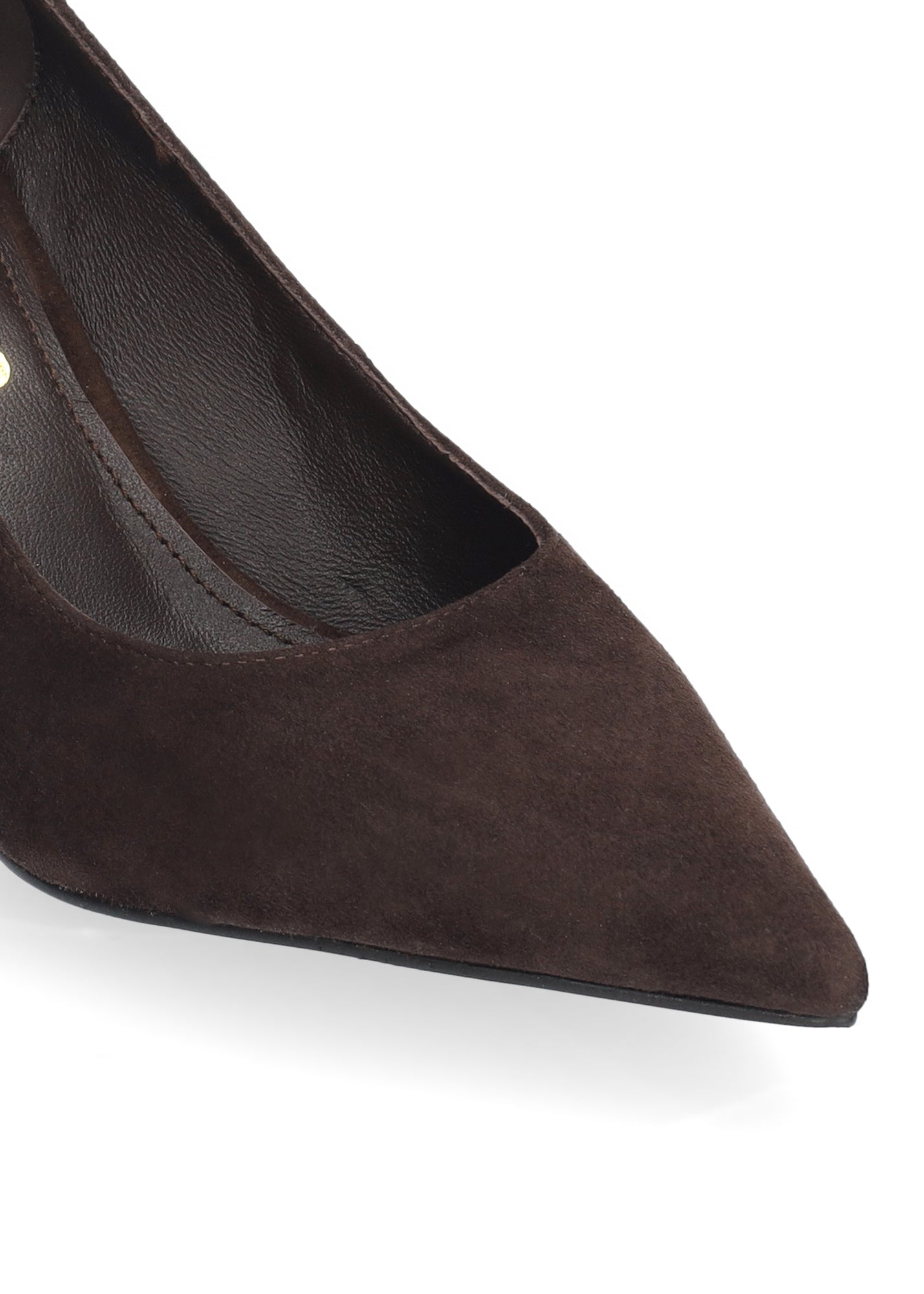 Vista lateral de los zapatos de salón de ante para mujer Simone Pumps en color marrón, con punta afilada y tacón de bloque de 7 cm de BIBI LOU.