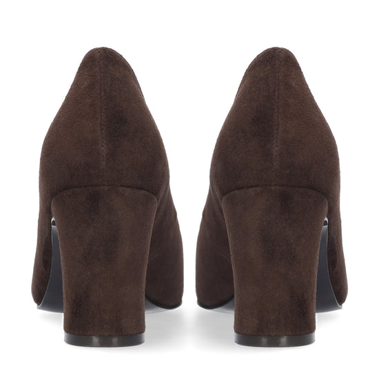 Vista lateral de los zapatos de salón de ante para mujer Simone Pumps en color marrón, con punta afilada y tacón de bloque de 7 cm de BIBI LOU.
