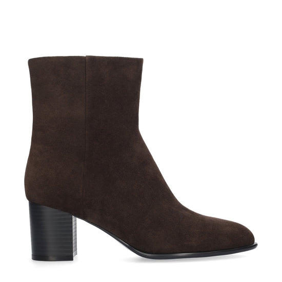 Vista lateral de los botines de ante para mujer North Booties en color marrón con tacón de bloque de 6,5 cm y cremallera interior de BIBI LOU.