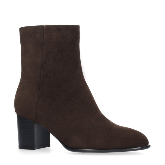 Vista lateral de los botines de ante para mujer North Booties en color marrón con tacón de bloque de 6,5 cm y cremallera interior de BIBI LOU.