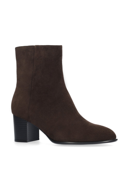 Vista lateral de los botines de ante para mujer North Booties en color marrón con tacón de bloque de 6,5 cm y cremallera interior de BIBI LOU.