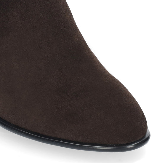 Vista lateral de los botines de ante para mujer North Booties en color marrón con tacón de bloque de 6,5 cm y cremallera interior de BIBI LOU.