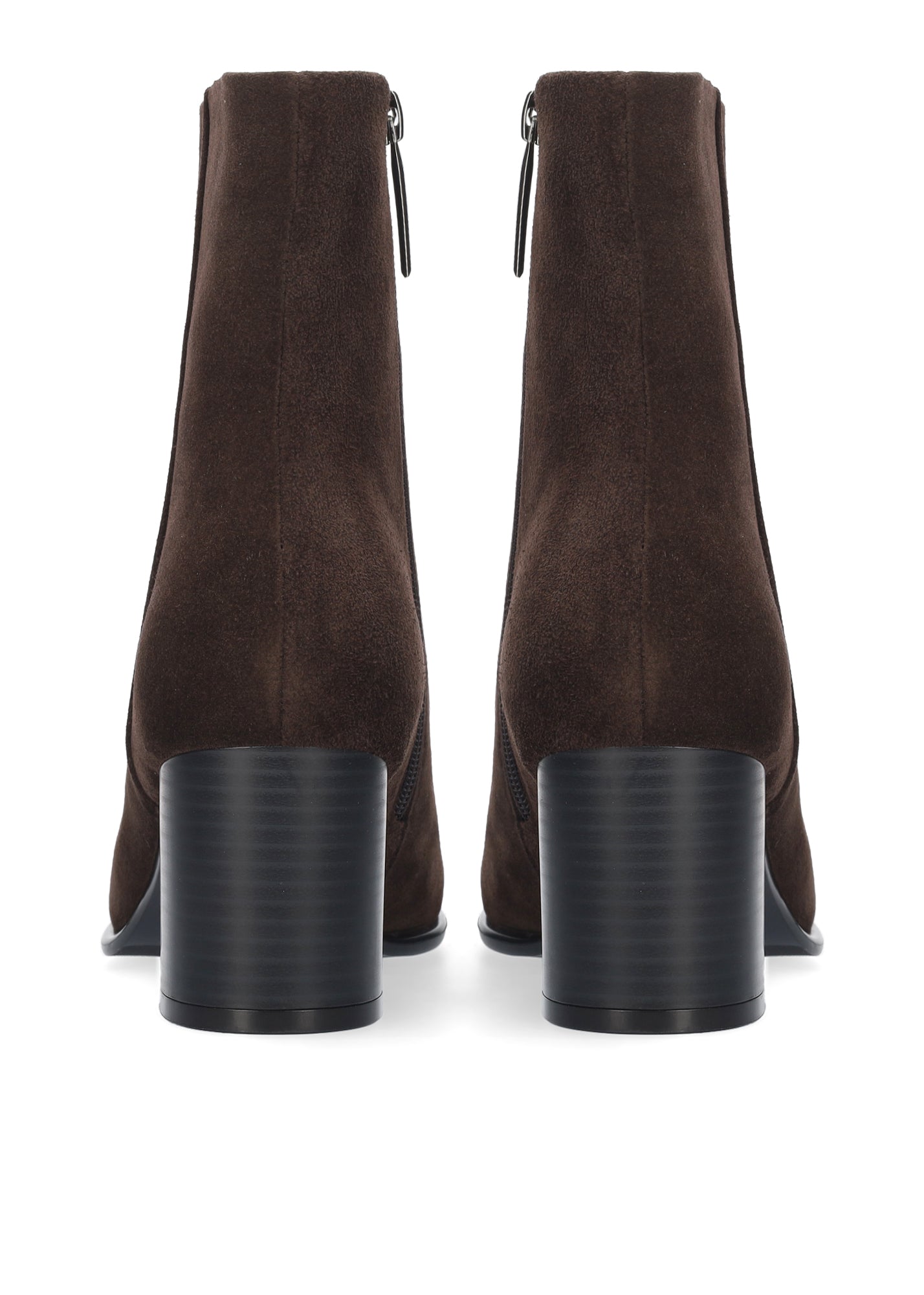 Vista lateral de los botines de ante para mujer North Booties en color marrón con tacón de bloque de 6,5 cm y cremallera interior de BIBI LOU.