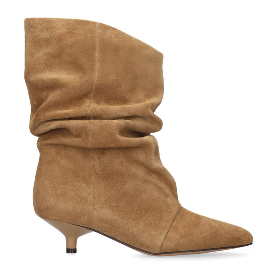 Vista lateral de las botas de serraje para mujer Drape Booties en color cuero, con punta afilada, silueta slouchy y tacón de aguja de 4 cm de BIBI LOU.