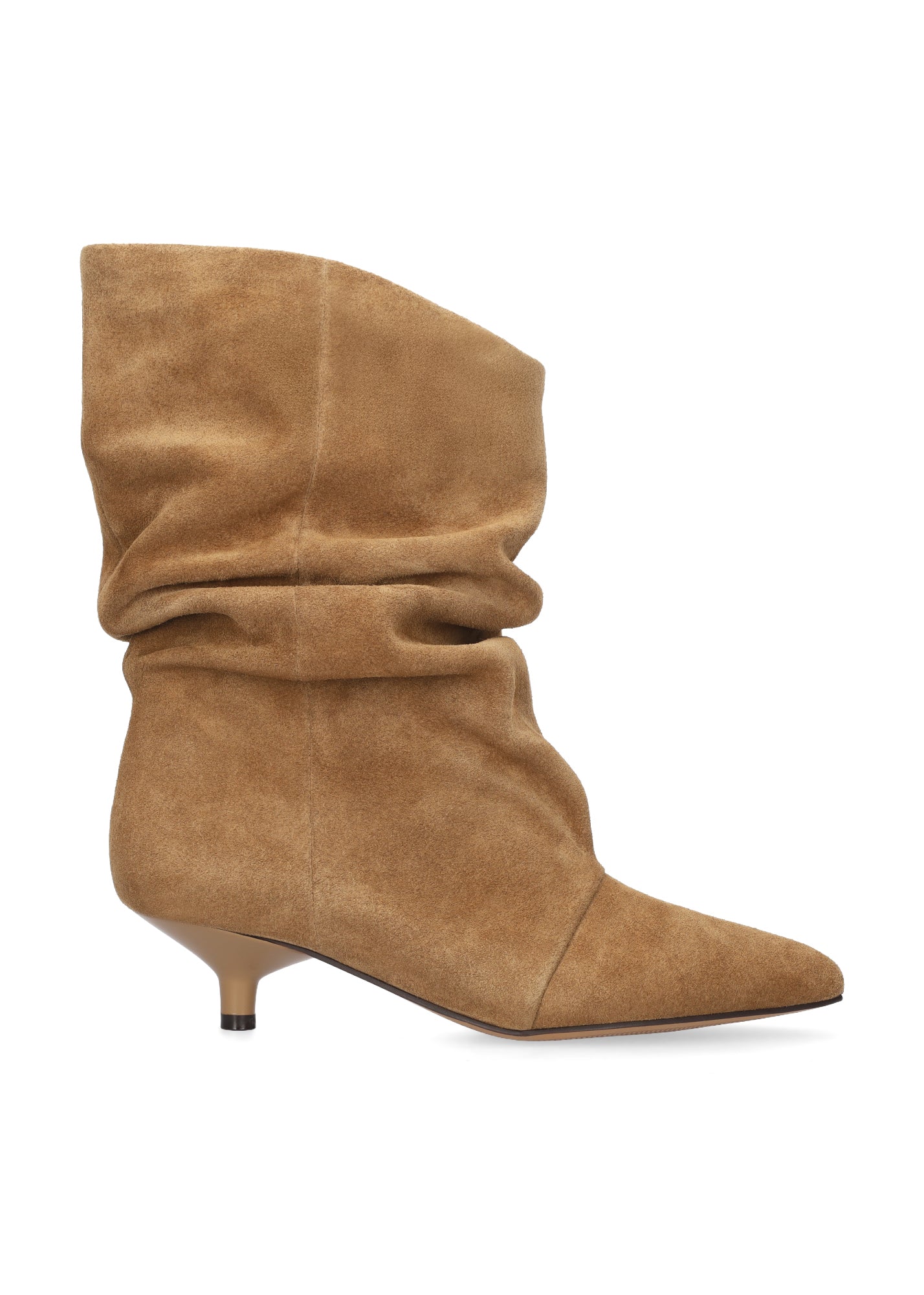 Vista lateral de las botas de serraje para mujer Drape Booties en color cuero, con punta afilada, silueta slouchy y tacón de aguja de 4 cm de BIBI LOU.