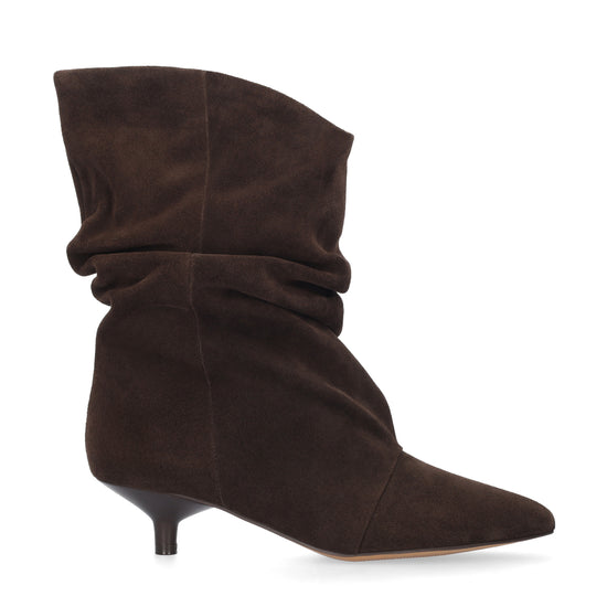 Vista lateral de las botas de serraje para mujer Drape Booties en color marrón, con punta afilada, silueta slouchy y tacón de aguja de 4 cm de BIBI LOU.