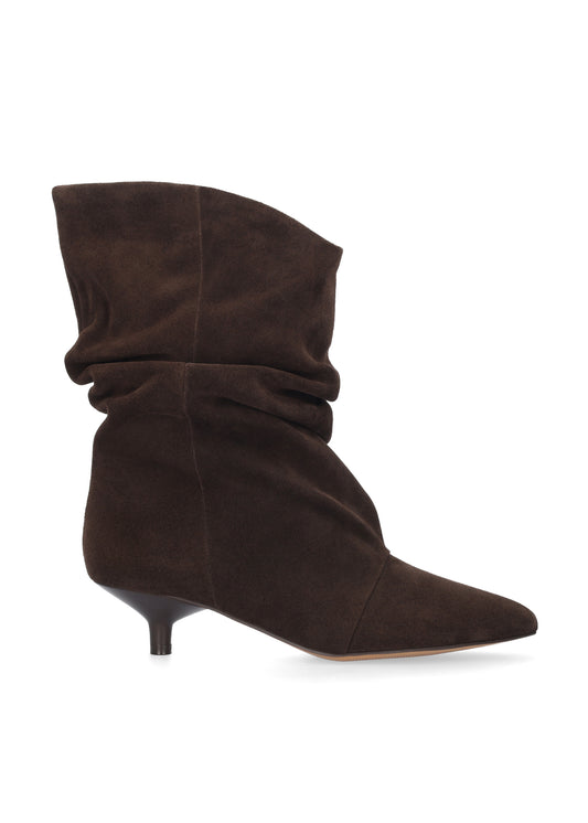 Vista lateral de las botas de serraje para mujer Drape Booties en color marrón, con punta afilada, silueta slouchy y tacón de aguja de 4 cm de BIBI LOU.
