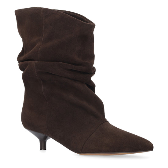 Vista lateral de las botas de serraje para mujer Drape Booties en color marrón, con punta afilada, silueta slouchy y tacón de aguja de 4 cm de BIBI LOU.