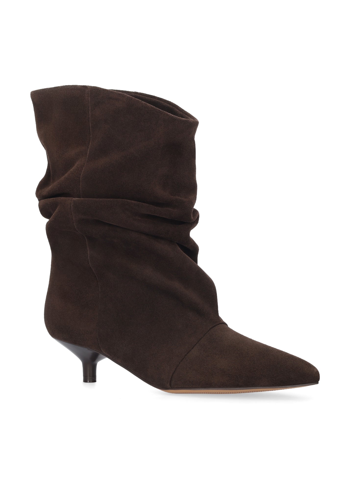 Vista lateral de las botas de serraje para mujer Drape Booties en color marrón, con punta afilada, silueta slouchy y tacón de aguja de 4 cm de BIBI LOU.