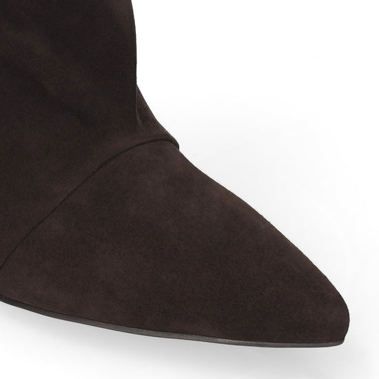 Vista lateral de las botas de serraje para mujer Drape Booties en color marrón, con punta afilada, silueta slouchy y tacón de aguja de 4 cm de BIBI LOU.