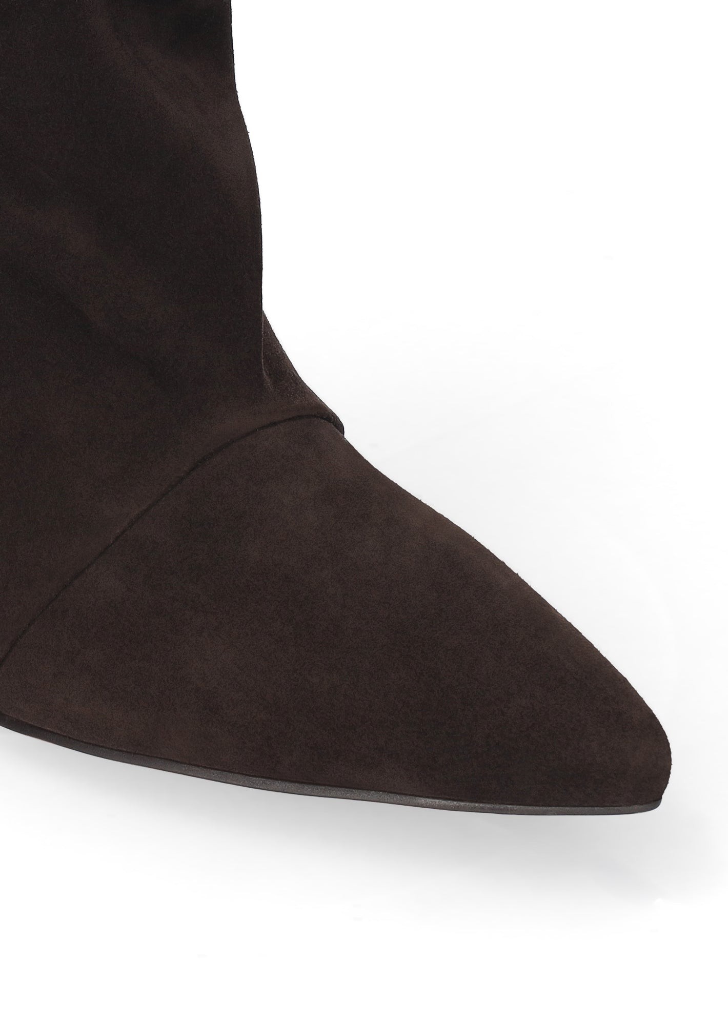 Vista lateral de las botas de serraje para mujer Drape Booties en color marrón, con punta afilada, silueta slouchy y tacón de aguja de 4 cm de BIBI LOU.