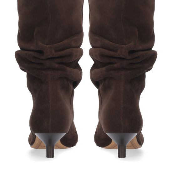 Vista lateral de las botas de serraje para mujer Drape Booties en color marrón, con punta afilada, silueta slouchy y tacón de aguja de 4 cm de BIBI LOU.