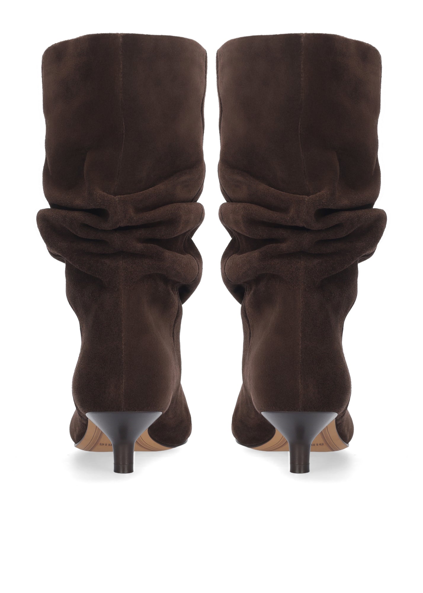 Vista lateral de las botas de serraje para mujer Drape Booties en color marrón, con punta afilada, silueta slouchy y tacón de aguja de 4 cm de BIBI LOU.
