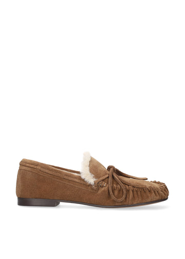 Vista lateral de los mocasines de serraje para mujer Balance Loafers en color cuero, con punta redonda, cordones y forro de pelo sintético de BIBI LOU.