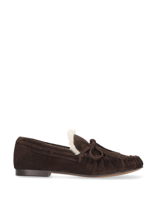 Vista lateral de los mocasines de serraje para mujer Balance Loafers en color marrón, con punta redonda, cordones y forro de pelo sintético de BIBI LOU.