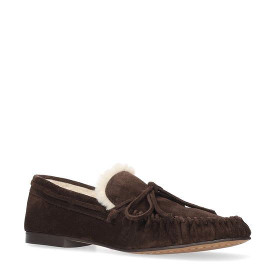 Vista lateral de los mocasines de serraje para mujer Balance Loafers en color marrón, con punta redonda, cordones y forro de pelo sintético de BIBI LOU.