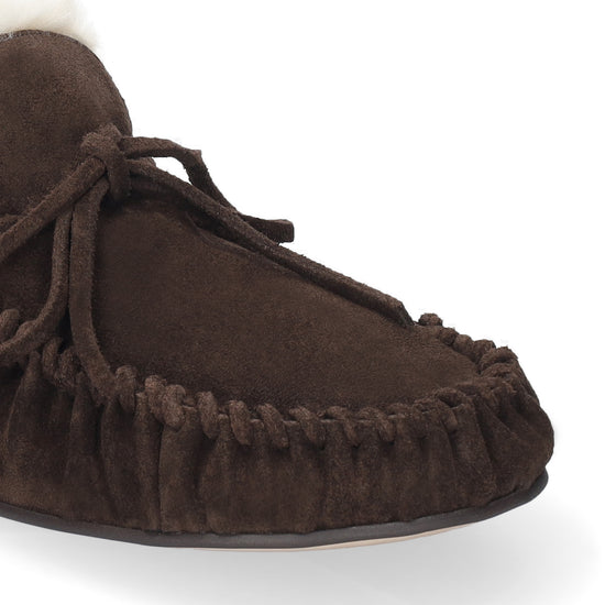 Vista lateral de los mocasines de serraje para mujer Balance Loafers en color marrón, con punta redonda, cordones y forro de pelo sintético de BIBI LOU.