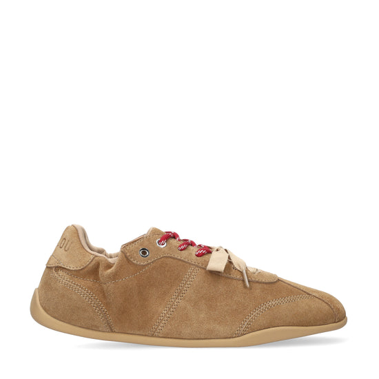 Vista lateral de las zapatillas de serraje para mujer Coal Sneaker en color cuero, con punta redonda y doble cordón de BIBI LOU.