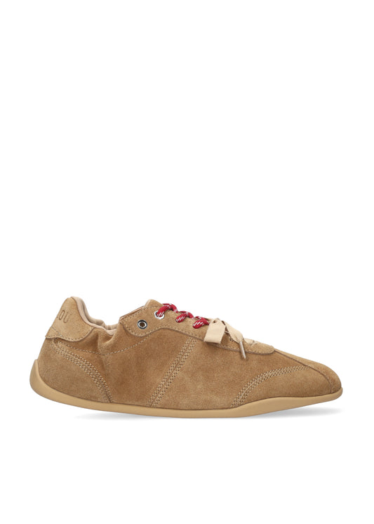 Vista lateral de las zapatillas de serraje para mujer Coal Sneaker en color cuero, con punta redonda y doble cordón de BIBI LOU.