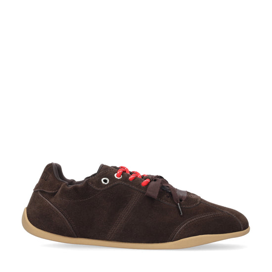 Vista lateral de las zapatillas de serraje para mujer Coal Sneaker en color marrón, con punta redonda y doble cordón de BIBI LOU.