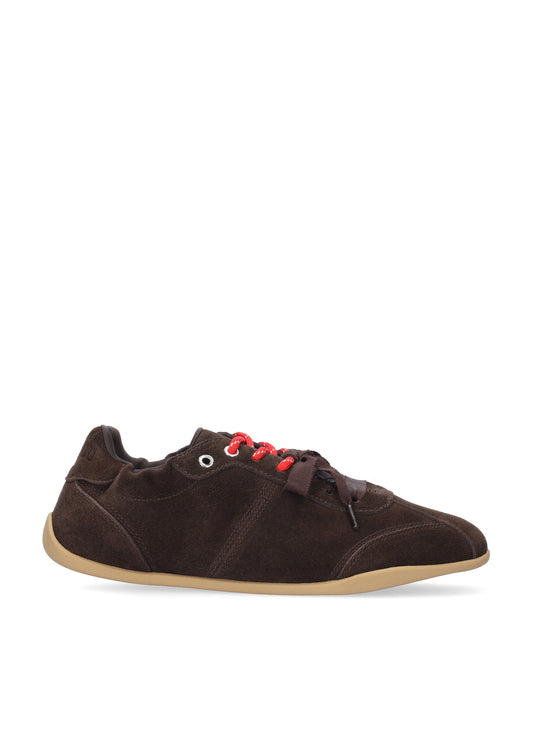 Vista lateral de las zapatillas de serraje para mujer Coal Sneaker en color marrón, con punta redonda y doble cordón de BIBI LOU.