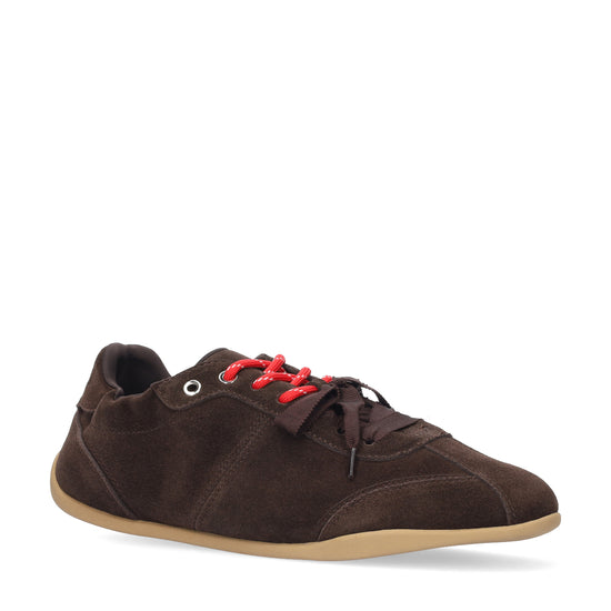 Vista lateral de las zapatillas de serraje para mujer Coal Sneaker en color marrón, con punta redonda y doble cordón de BIBI LOU.