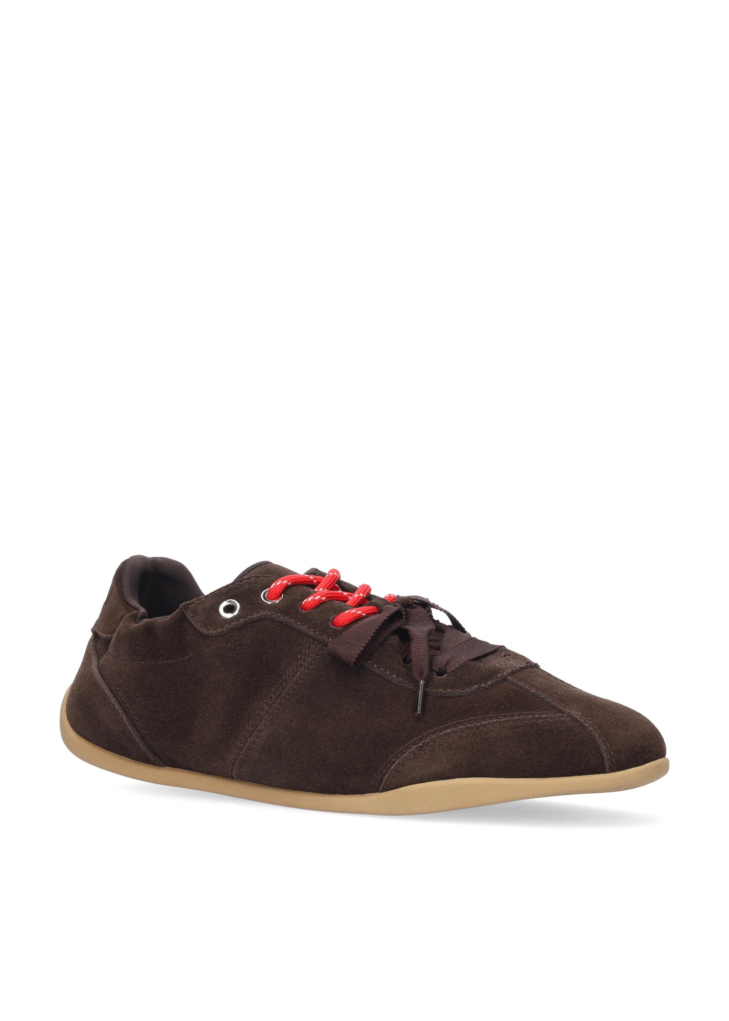 Vista lateral de las zapatillas de serraje para mujer Coal Sneaker en color marrón, con punta redonda y doble cordón de BIBI LOU.