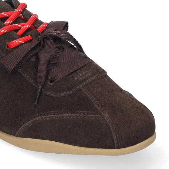 Vista lateral de las zapatillas de serraje para mujer Coal Sneaker en color marrón, con punta redonda y doble cordón de BIBI LOU.