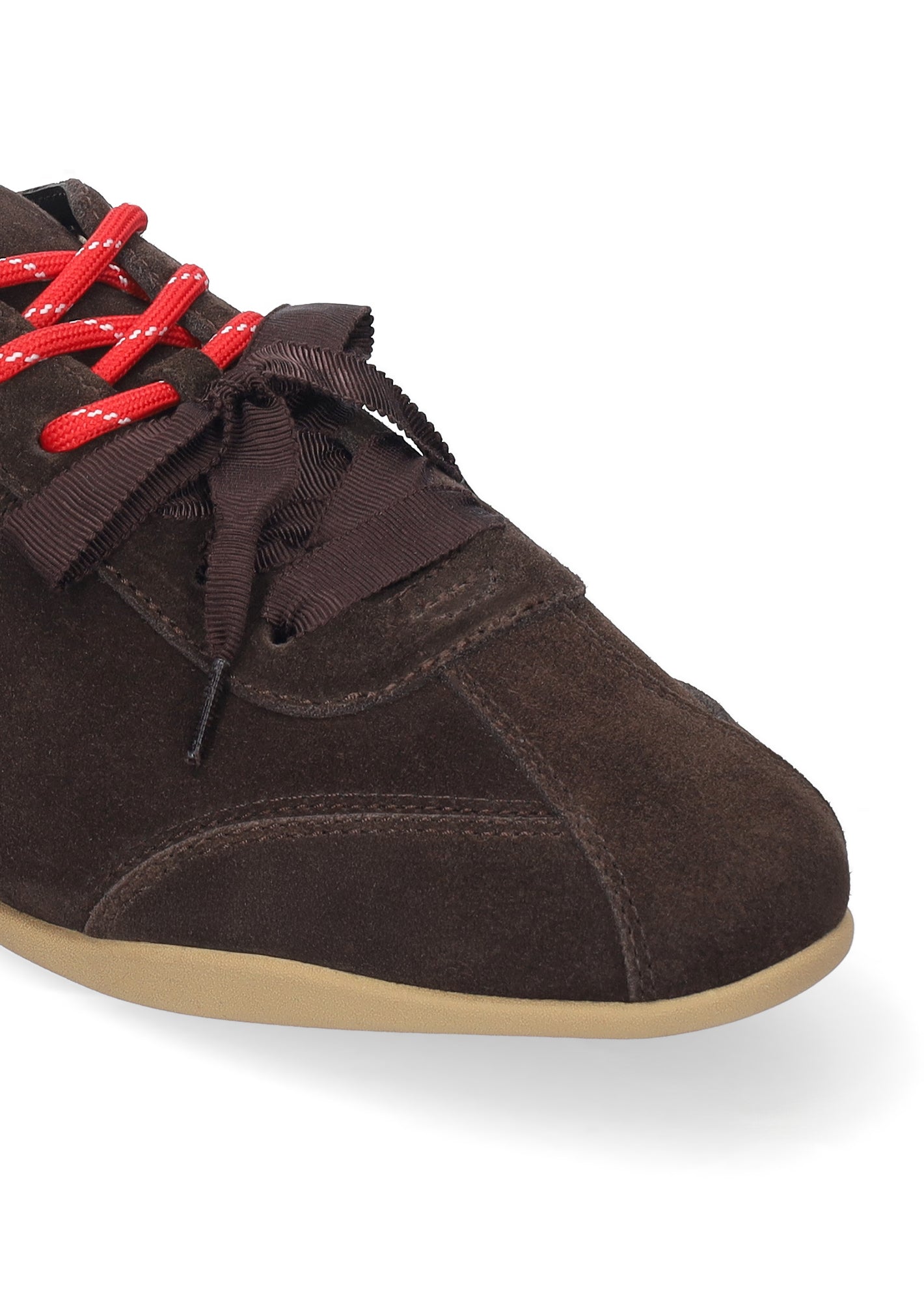 Vista lateral de las zapatillas de serraje para mujer Coal Sneaker en color marrón, con punta redonda y doble cordón de BIBI LOU.