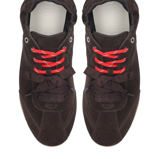 Vista lateral de las zapatillas de serraje para mujer Coal Sneaker en color marrón, con punta redonda y doble cordón de BIBI LOU.