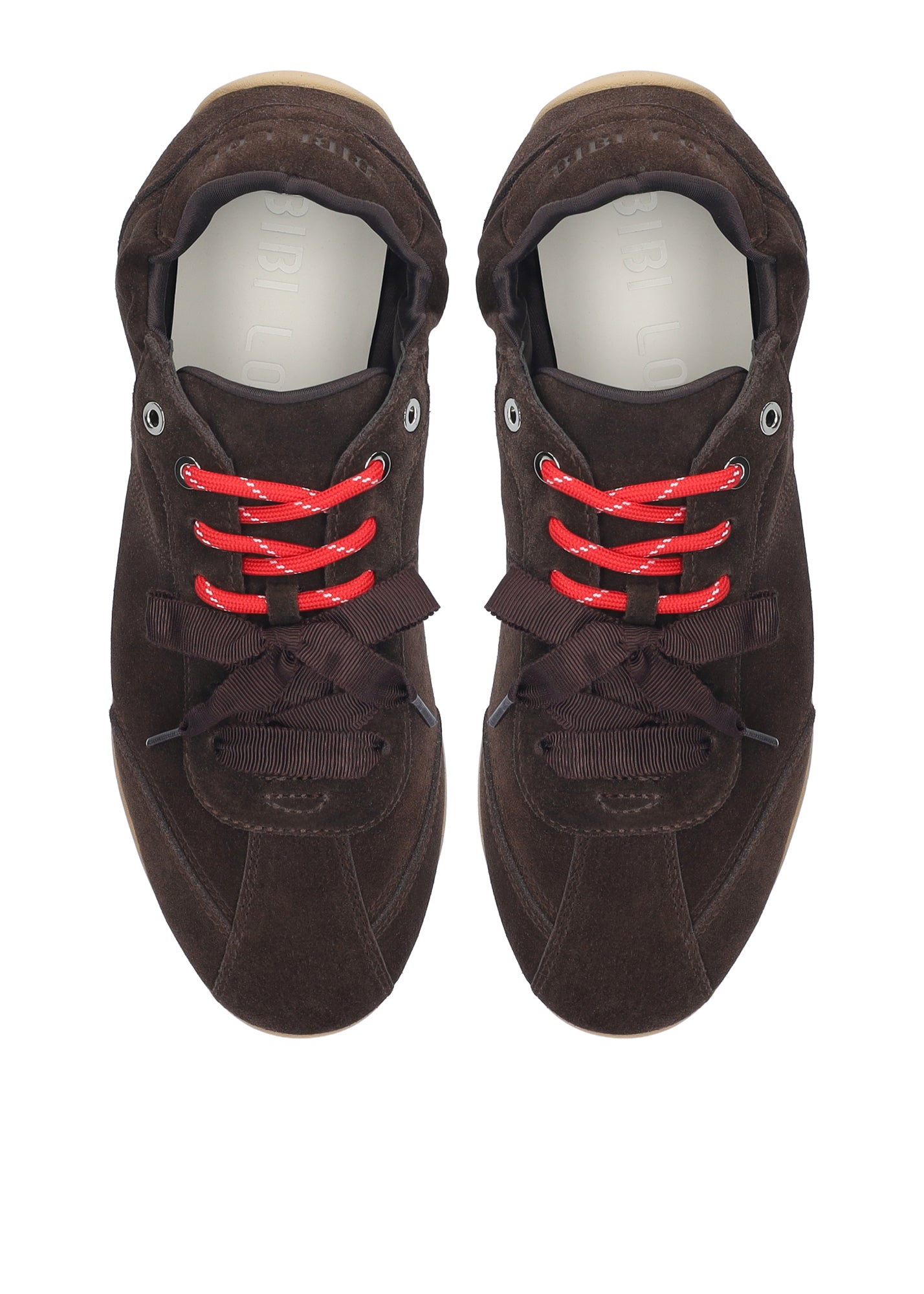 Vista lateral de las zapatillas de serraje para mujer Coal Sneaker en color marrón, con punta redonda y doble cordón de BIBI LOU.