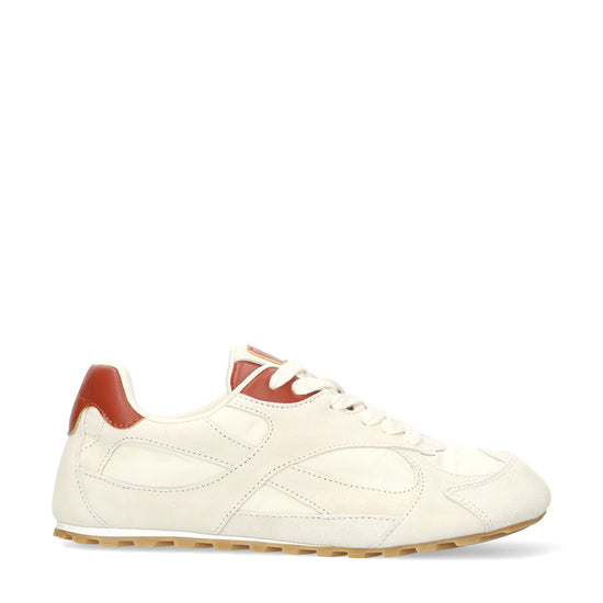 Vista lateral de las zapatillas deportivas de serraje y tejido técnico para mujer Heritage Sneaker en color off white, con punta redonda y suela plana de BIBI LOU.