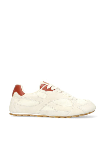 Vista lateral de las zapatillas deportivas de serraje y tejido técnico para mujer Heritage Sneaker en color off white, con punta redonda y suela plana de BIBI LOU.