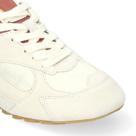 Vista lateral de las zapatillas deportivas de serraje y tejido técnico para mujer Heritage Sneaker en color off white, con punta redonda y suela plana de BIBI LOU.