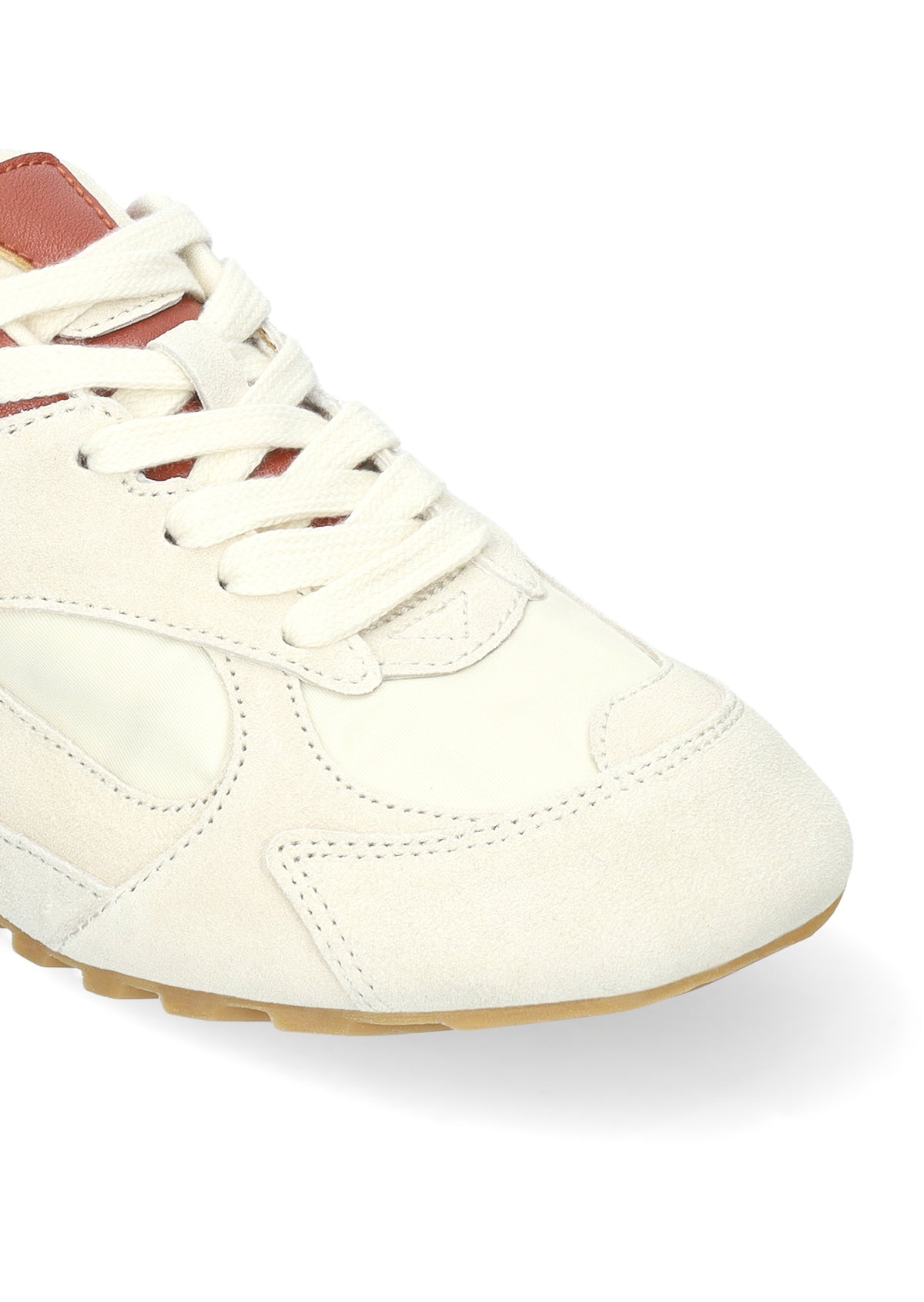 Vista lateral de las zapatillas deportivas de serraje y tejido técnico para mujer Heritage Sneaker en color off white, con punta redonda y suela plana de BIBI LOU.