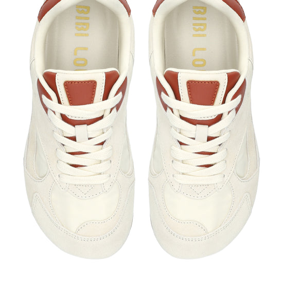 Vista lateral de las zapatillas deportivas de serraje y tejido técnico para mujer Heritage Sneaker en color off white, con punta redonda y suela plana de BIBI LOU.