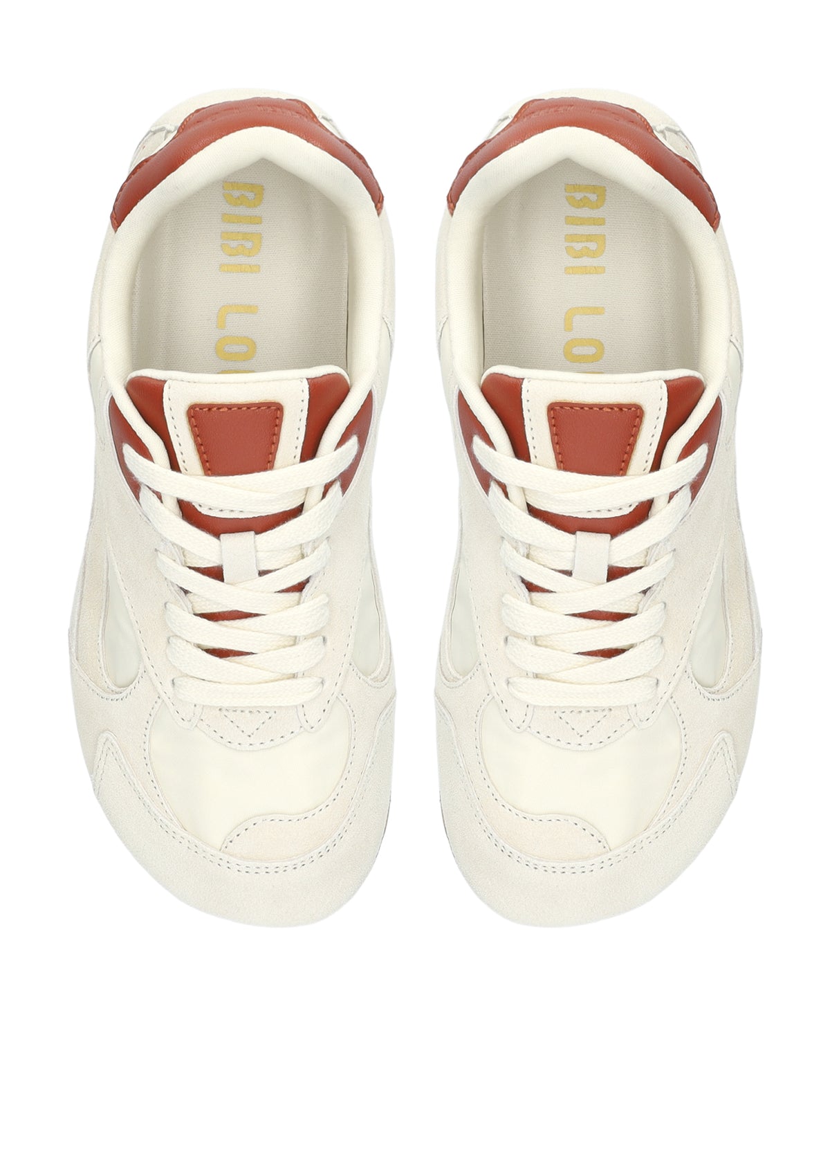 Vista lateral de las zapatillas deportivas de serraje y tejido técnico para mujer Heritage Sneaker en color off white, con punta redonda y suela plana de BIBI LOU.