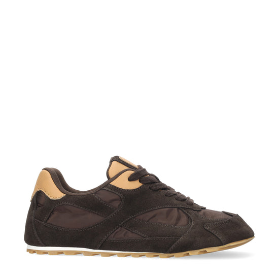 Vista lateral de las zapatillas deportivas de serraje y tejido técnico para mujer Heritage Sneaker en color marrón, con punta redonda y suela plana de BIBI LOU.