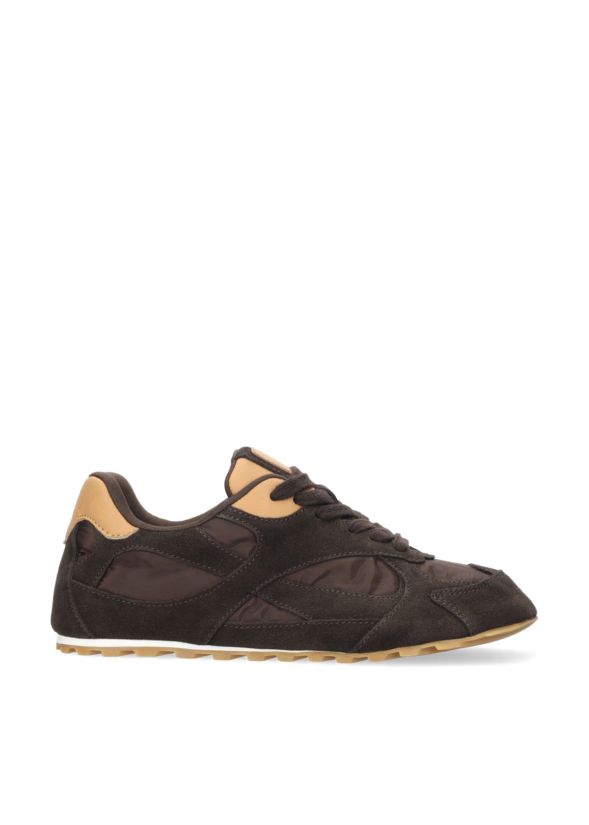 Vista lateral de las zapatillas deportivas de serraje y tejido técnico para mujer Heritage Sneaker en color marrón, con punta redonda y suela plana de BIBI LOU.