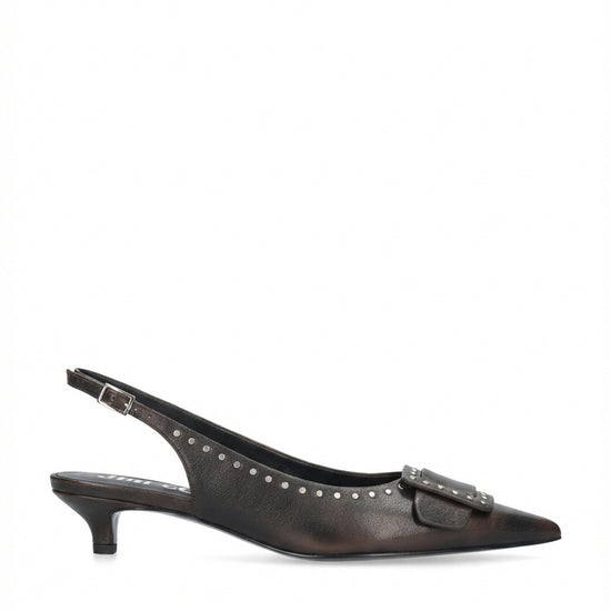 Vista lateral de los zapatos de salón de piel cepillada para mujer Altair Pumps 35 en color marrón, con punta afilada, adorno con tachas y tacón de aguja de 3,5 cm de BIBI LOU.