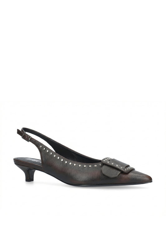 Vista lateral de los zapatos de salón de piel cepillada para mujer Altair Pumps 35 en color marrón, con punta afilada, adorno con tachas y tacón de aguja de 3,5 cm de BIBI LOU.