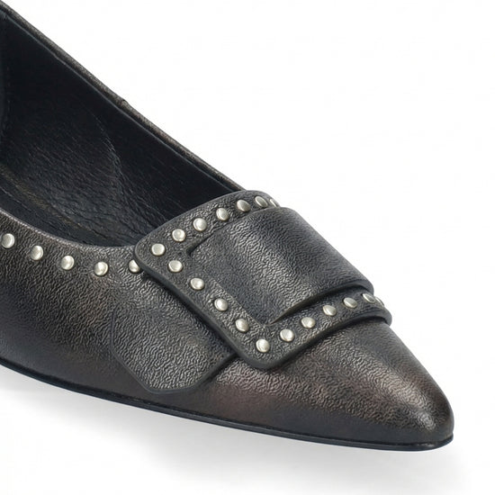 Vista lateral de los zapatos de salón de piel cepillada para mujer Altair Pumps 35 en color marrón, con punta afilada, adorno con tachas y tacón de aguja de 3,5 cm de BIBI LOU.