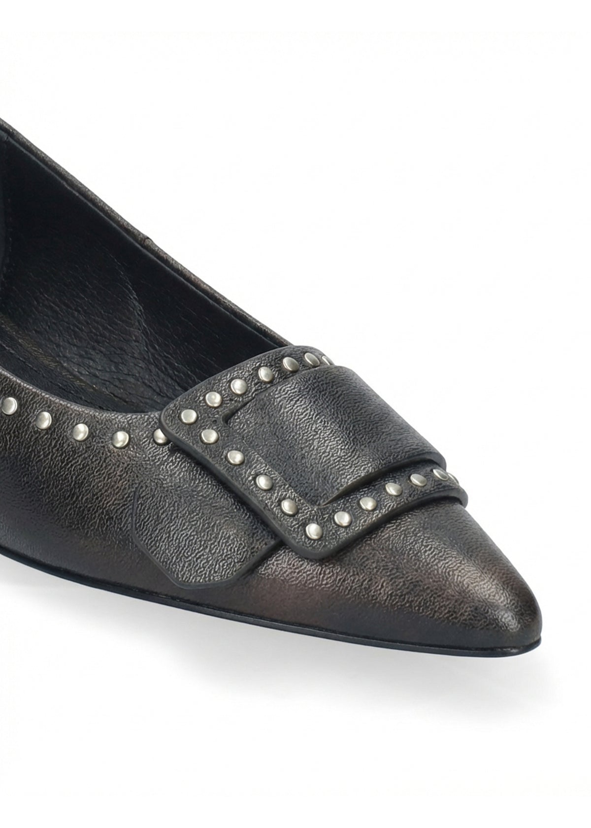 Vista lateral de los zapatos de salón de piel cepillada para mujer Altair Pumps 35 en color marrón, con punta afilada, adorno con tachas y tacón de aguja de 3,5 cm de BIBI LOU.