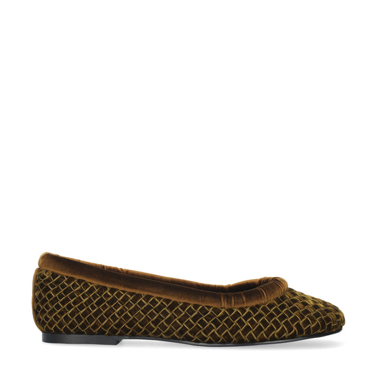 Vista lateral de las bailarinas de terciopelo trenzado para mujer Auri Ballerinas en color ocre, con punta redonda y tacón plano de BIBI LOU.