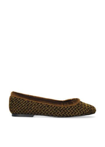 Vista lateral de las bailarinas de terciopelo trenzado para mujer Auri Ballerinas en color ocre, con punta redonda y tacón plano de BIBI LOU.