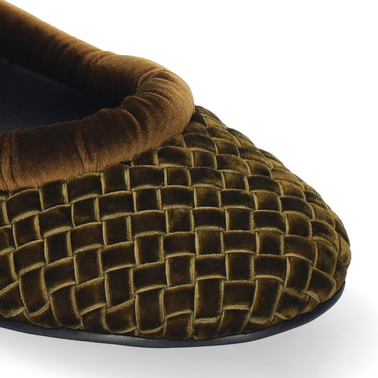 Vista lateral de las bailarinas de terciopelo trenzado para mujer Auri Ballerinas en color ocre, con punta redonda y tacón plano de BIBI LOU.