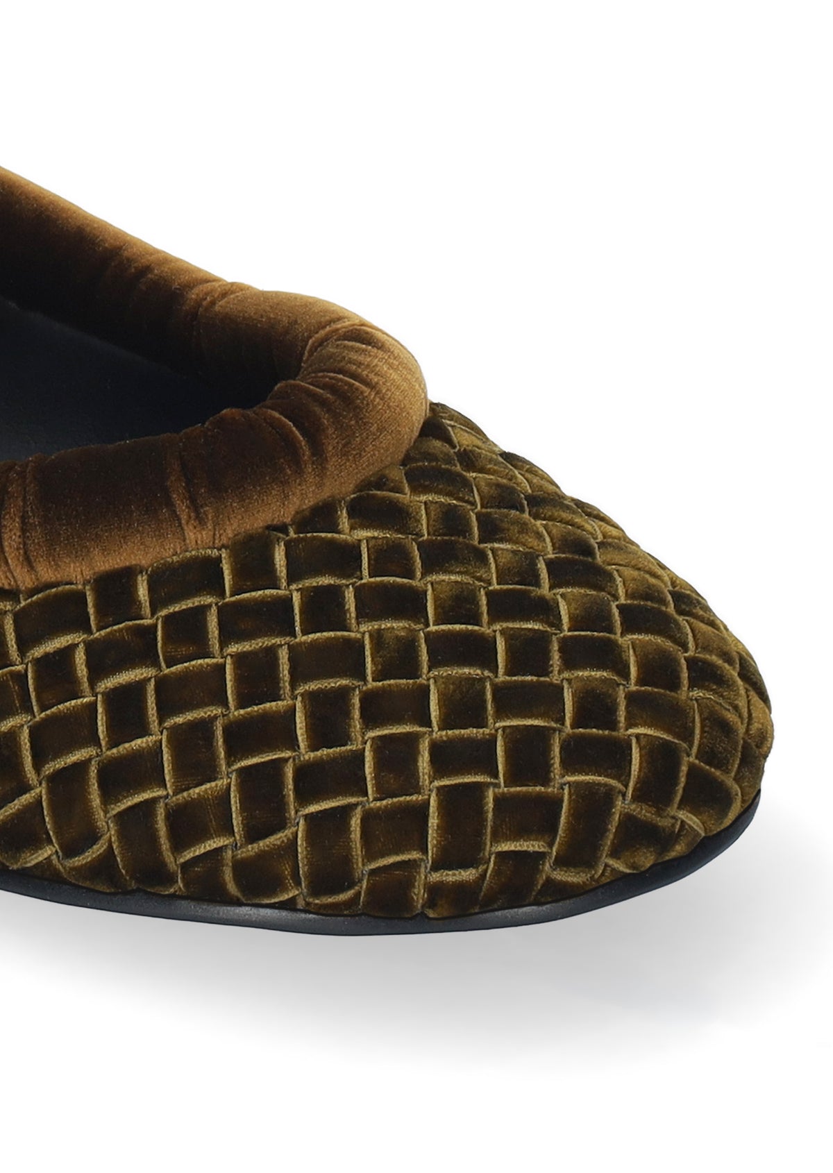 Vista lateral de las bailarinas de terciopelo trenzado para mujer Auri Ballerinas en color ocre, con punta redonda y tacón plano de BIBI LOU.